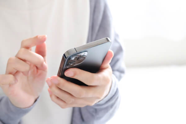 スマホを操作している写真