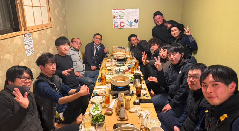 社員が食事をしている様子