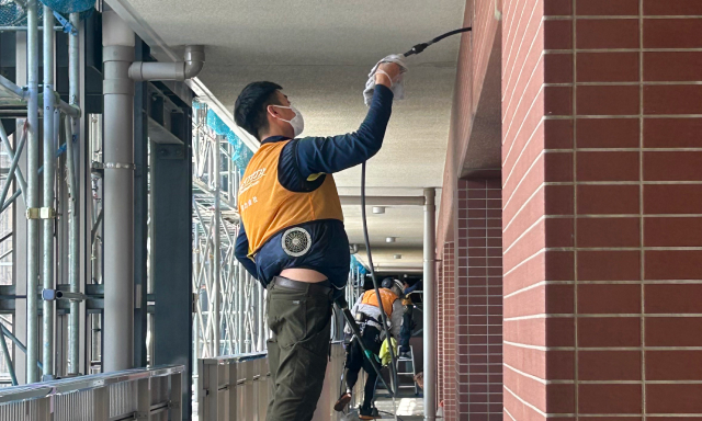 換気ダクトを清掃している写真
