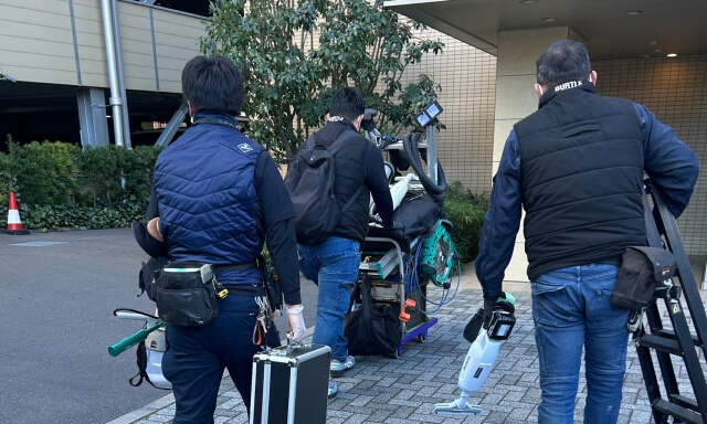3名の作業員が作業に向かう様子