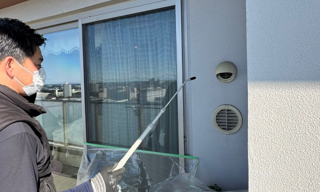 害虫ブロックの施工をしている写真