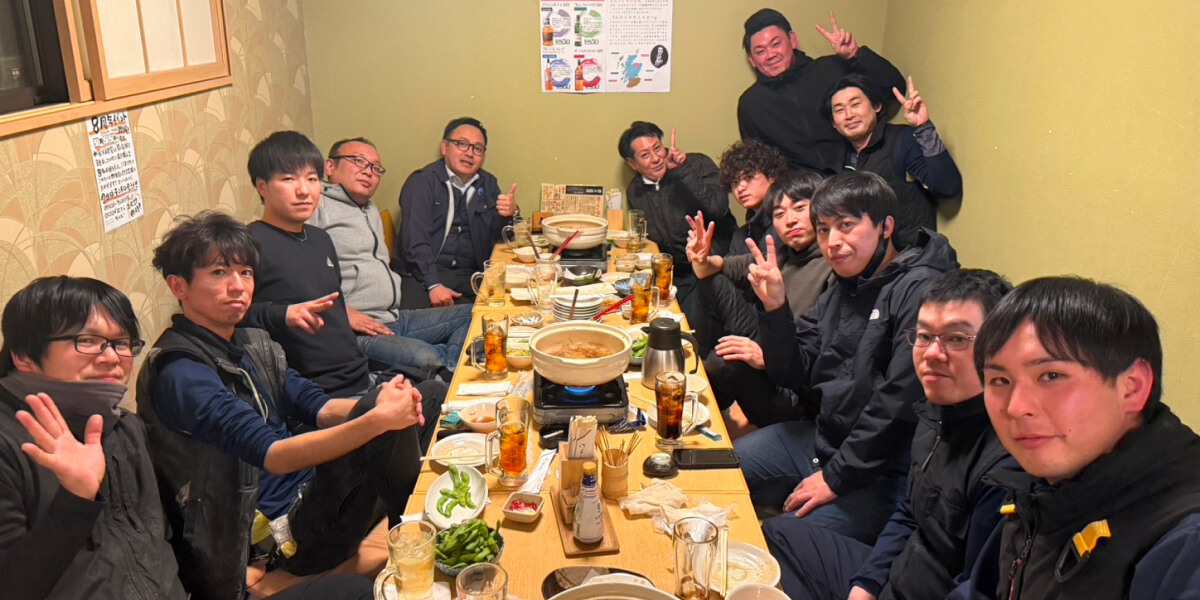 従業員が食事をしている様子