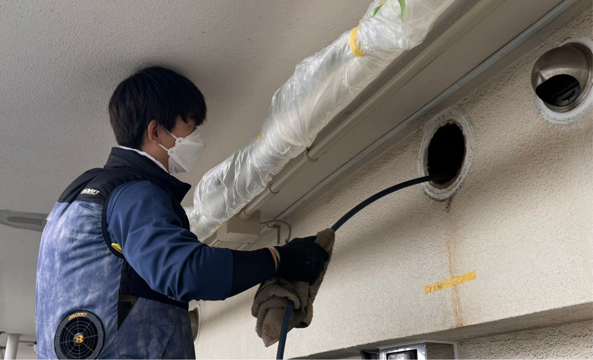 作業員がダクト清掃をしている様子