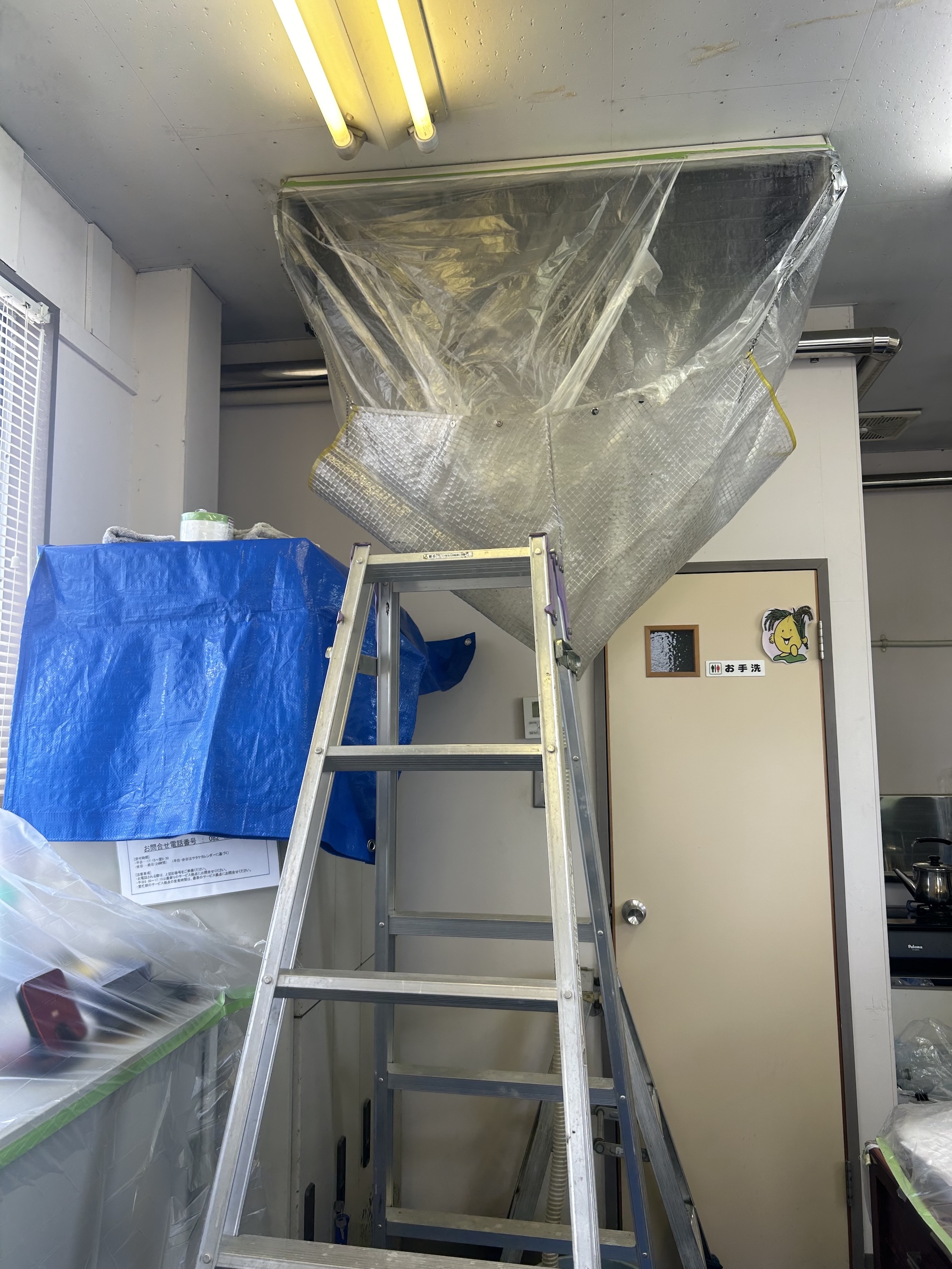 天吊型エアコン作業状況