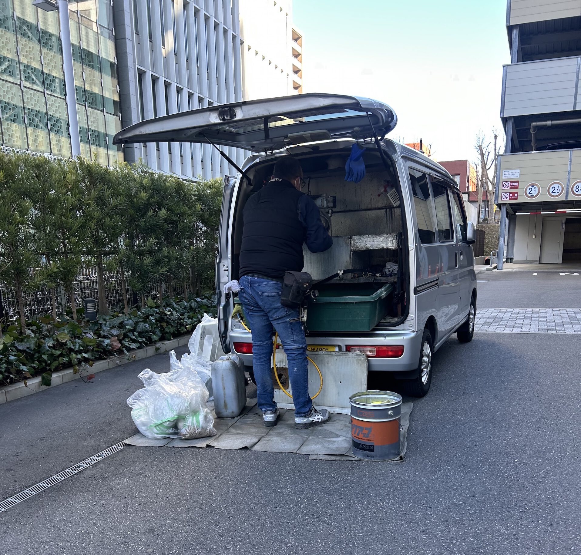 油汚れも専用車両で清掃するから安心